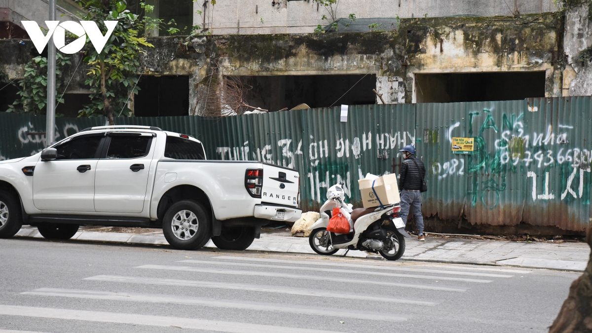 Góc phố, vỉa hè thành nơi tiểu tiện gây ô nhiễm, mất mỹ quan